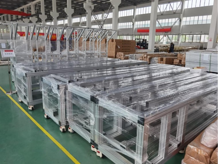 為什么機(jī)器人隔離車間喜歡采用鋁型材做安全防護(hù)圍欄？